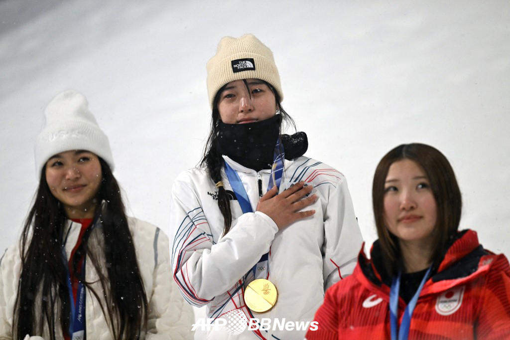 Choi Ga-on (center) is delighted on the podium after winning the women's snowboard halfpipe gold medal at the 2026 Milan-Cortina D'Ampezzo Winter Olympics at Lvigno Snowpark in Italy on the 13th (Korea time). Choi Ga-on's gold medal is the first gold medal for the Korean team, the first gold medal for Korean skis in the Winter Olympics, and the youngest gold for snowboarding at the Winter Olympics ever. /AFPBBNews=News1 