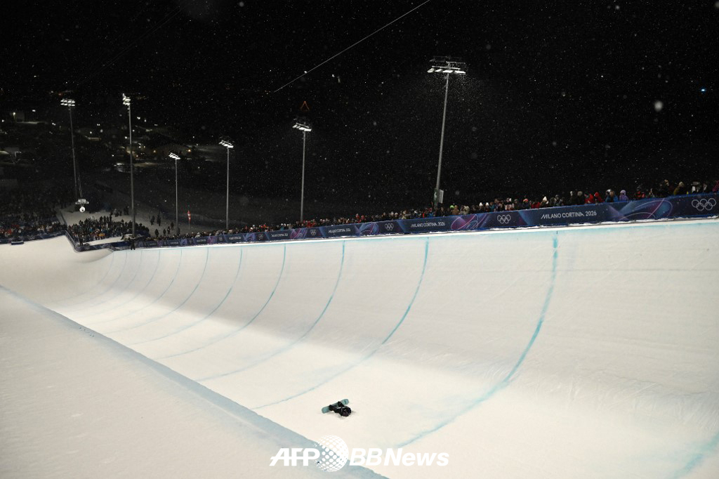Choi Ga-on fell from the women's snowboard halfpipe at the 2026 Milan-Cortina d'Ampezzo Winter Olympics at Lvigno Snowpark in Italy on the 13th (Korea time). /AFPBBNews=News1 
