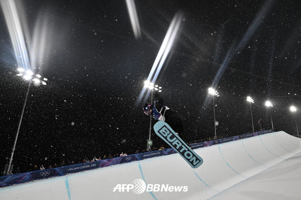 Choi Ga-on competed in the women's snowboard halfpipe at the 2026 Milan-Cortina d'Ampezzo Winter Olympics at Lvigno Snowpark in Italy on the 13th (Korea time). /AFPBBNews=News1 