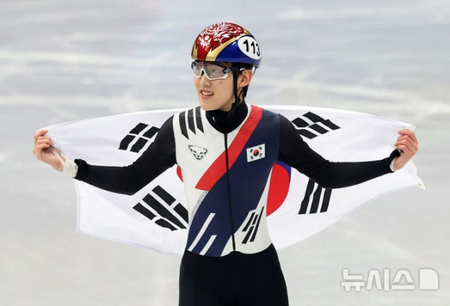 Lim Jong-eon đang vui mừng cầm cờ Thái cực sau khi giành huy chương đồng trong trận chung kết 1000m nam của Thế vận hội mùa đông 2026 Milan và Cortina Dampecho được tổ chức tại Milan Arena, Ý vào ngày 12 (giờ địa phương). /Ảnh = Newsis 