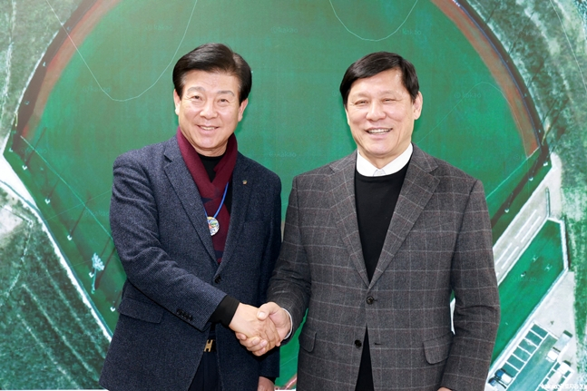 =锦山郡郡守朴范仁（左）和总裁许龟渊。