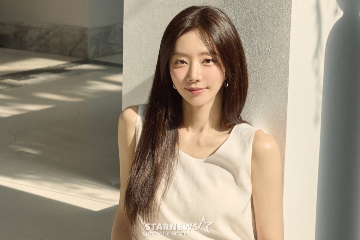 Diễn viên Lee Joo Bin của bộ phim truyền hình Spring Fever (tvN) đang tạo dáng cho buổi phỏng vấn vòng tròn diễn ra vào ngày 13/4. /Cung cấp ảnh = KeyEast 2026.02.13 /Ảnh = Photoguy@ Lee Dong Hoon