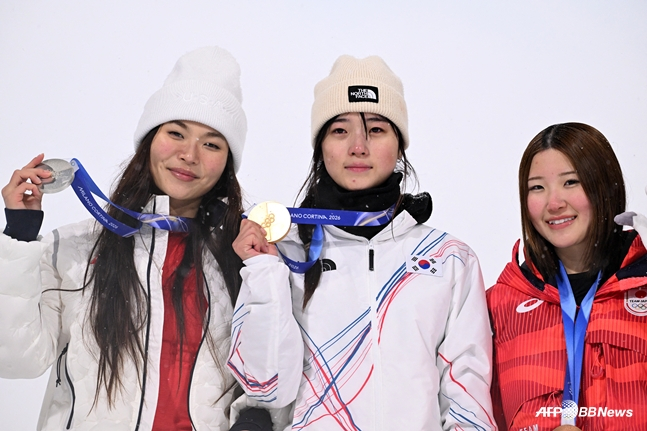 Chloe Kim (from left), Choi Gaon, and Ono Mitsuki on the podium. /AFPBBNews=News1
