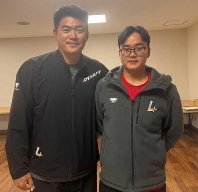 Noh Kyung-eun (trái) của SSG đang chụp ảnh kỷ niệm với Lee Ki-soon sau bài giảng cố vấn. /Ảnh = SSG Landers cung cấp