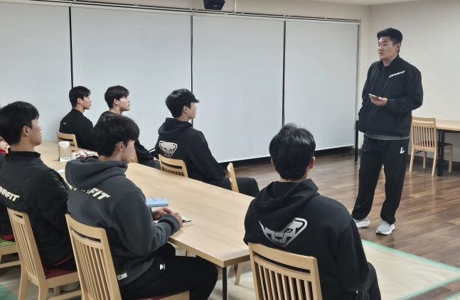 Noh Kyung-eun (phải) đang đưa ra lời khuyên cho các hậu bối. /Ảnh = SSG Landers cung cấp