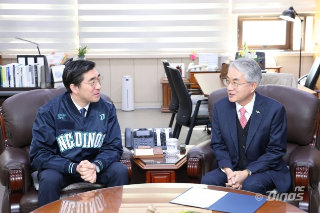 Đại diện Lee Jin-man của NC Dinos (trái) và Bộ trưởng Bộ Giáo dục Gyeongsangnam-do Park Jong-hoon đang nói chuyện về các hoạt động đóng góp xã hội cho thanh thiếu niên ở khu vực Gyeongnam vào ngày 12. /Ảnh = NC Dinos cung cấp