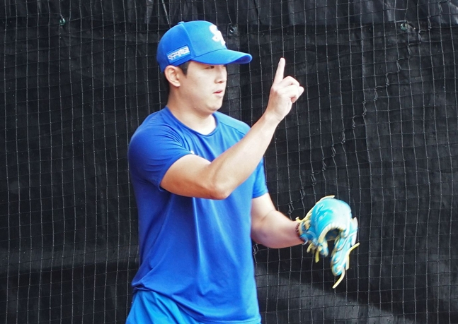 梁昌燮正在候补投手训练区进行投球训练。 =图为，三星狮子队。