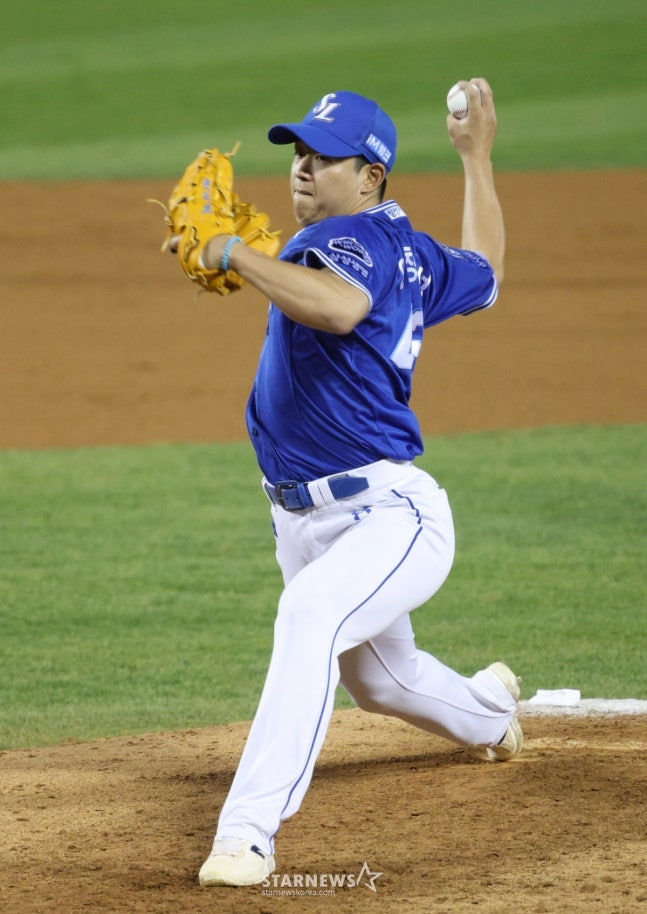 图为，去年4月，梁昌燮投出的球。 =照片=金镇京。