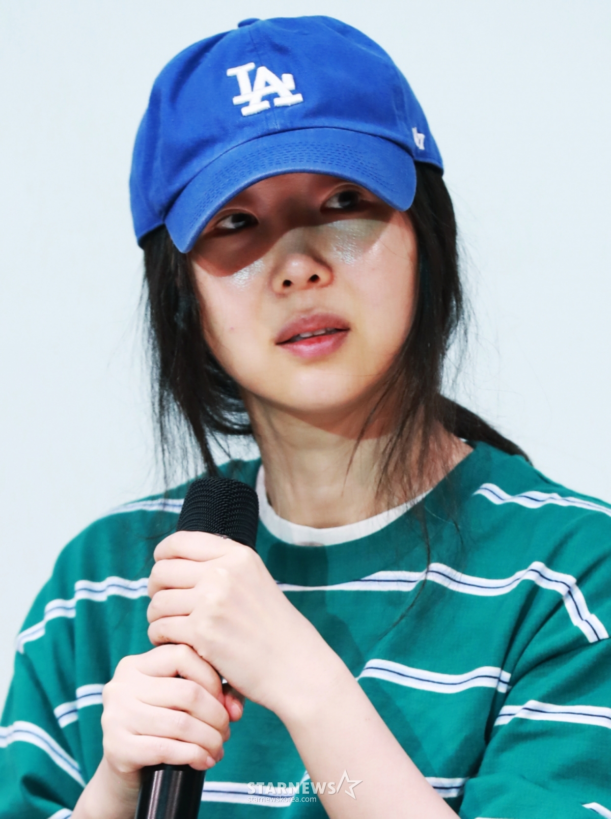 25日下午,在首尔江南区韩国会议中心大讲堂举行的紧急记者招待会上,与Hive对立的Adore代表闵熙珍正在回答提问。 /2024.04.25/照片=李东勋