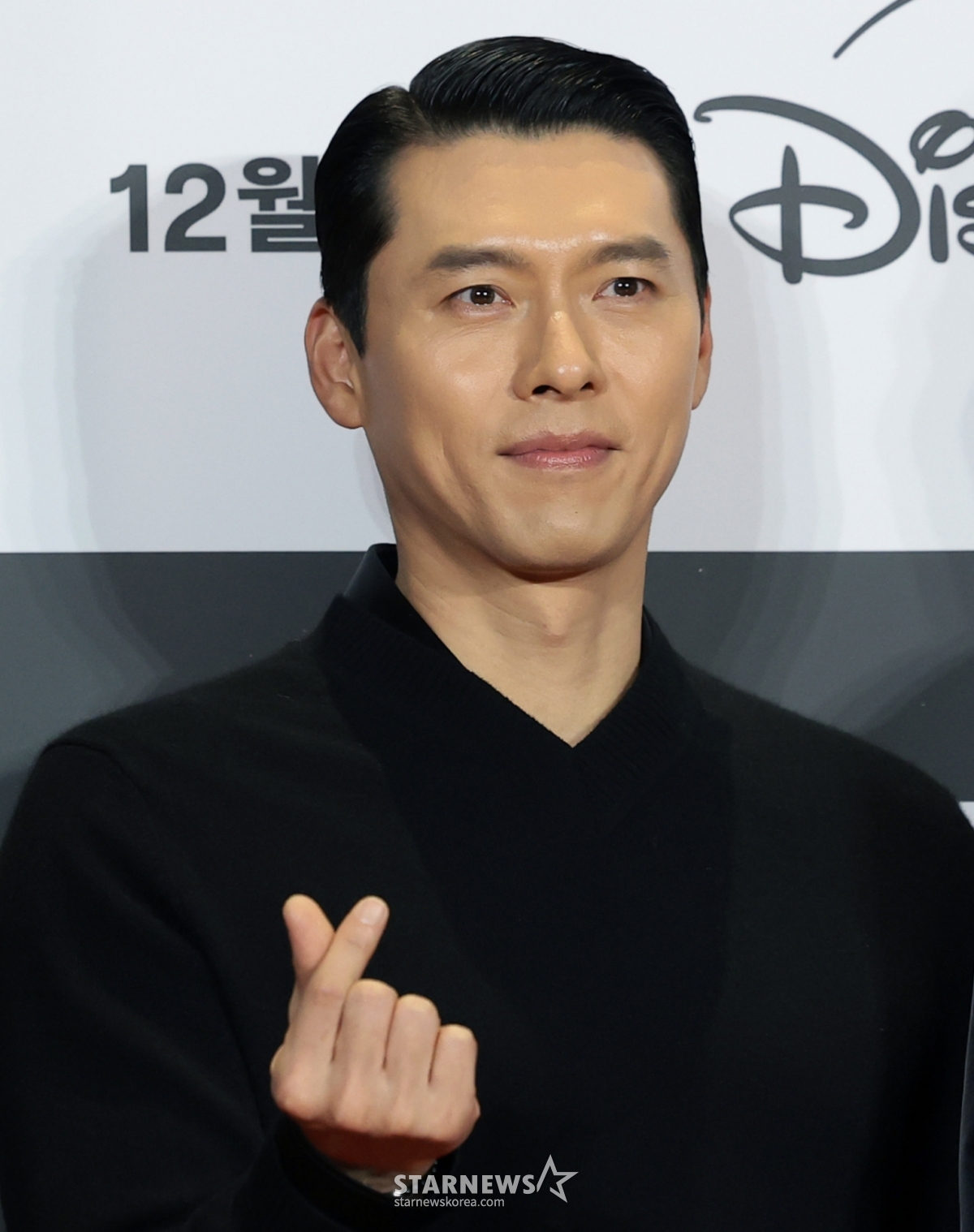 (ソウル=ニュース1)クォン·ヒョンジン記者=俳優ヒョンビンが15日、ソウル江南区COEXメガボックスで行われたディズニー+オリジナルシリーズ「メイド·イン·コリア」VIP試写会に参加してポーズを取っている。 「メイド·イン·コリア」は1970年代の混乱と跳躍が共存した大韓民国、国家を収益モデルにして富と権力の頂点に上がろうとする社内ペク·ギテ(ヒョンビン分)と彼を最後まで追跡する検事チャン·ゴンヨン(チョン·ウソン分)が時代を貫く巨大な事件と直面する話を描いた作品だ。 2025.12.15/ニュース1 Copyright © ニュース1. All rights reserved. 無断転載及び再配布、AI学習利用禁止。 /写真=(ソウル=ニュース1)クォン·ヒョンジン記者