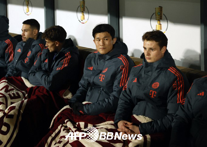 Bayern Munich Kim Min-jae (center) sitting on the bench. /AFPBBNews=News1