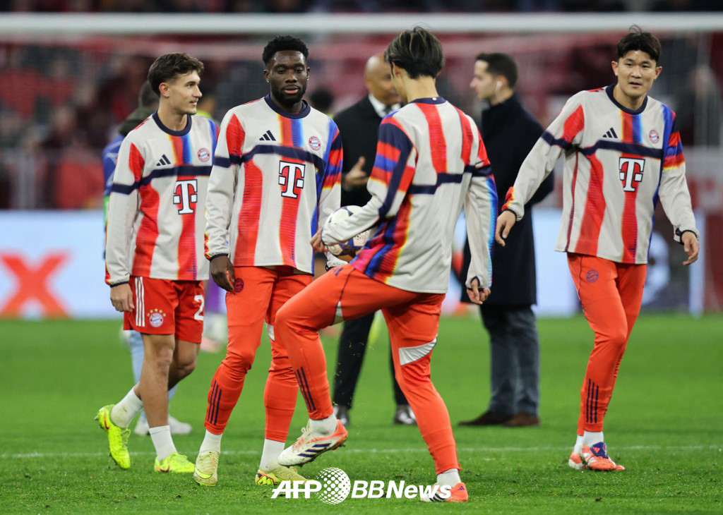 Bayern Munich Kim Min-jae (right) is warming up before the game. /AFPBBNews=News1