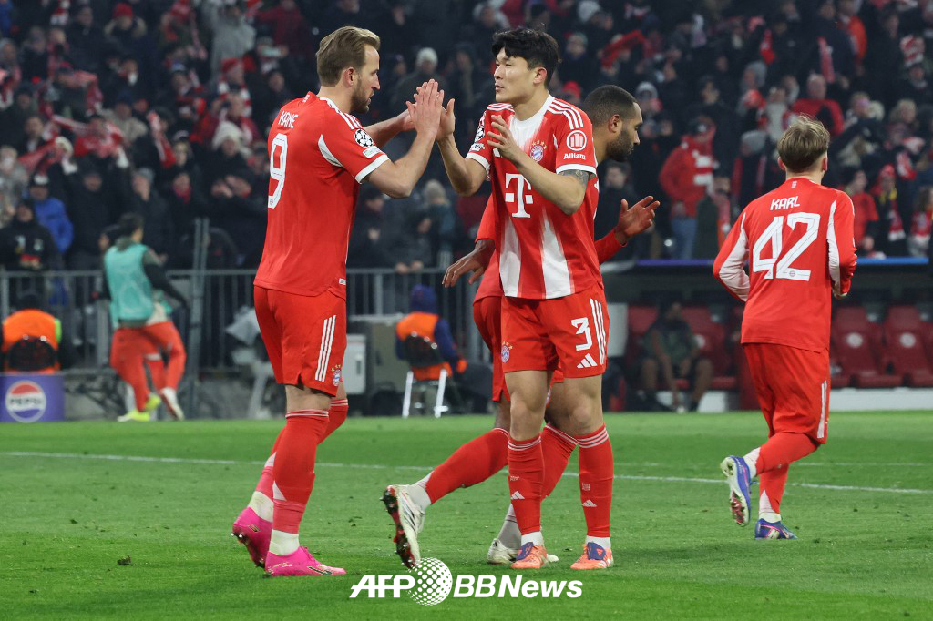 Bayern Munich Kim Min-jae, who is making a high five with Harry Kane. /AFPBBNews=News1