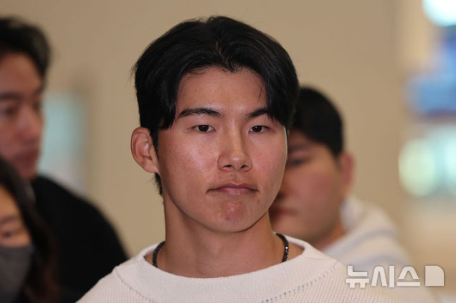 Kim Hye-sung is interviewing while departing from Incheon International Airport Terminal 2 on January 21. /Photo = Newsis