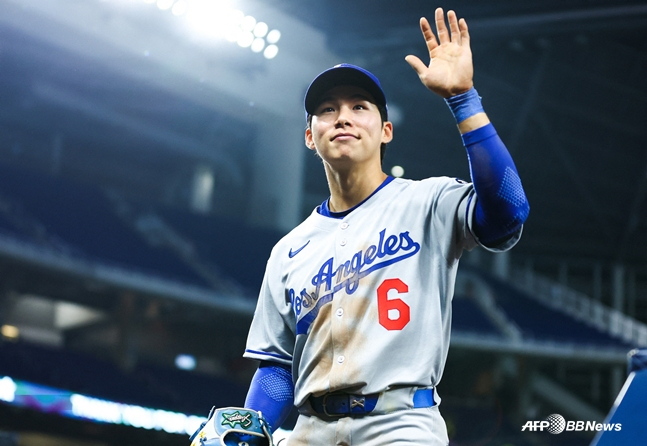 Kim Hye-sung says hello to her fans. /AFPBBNews=News1