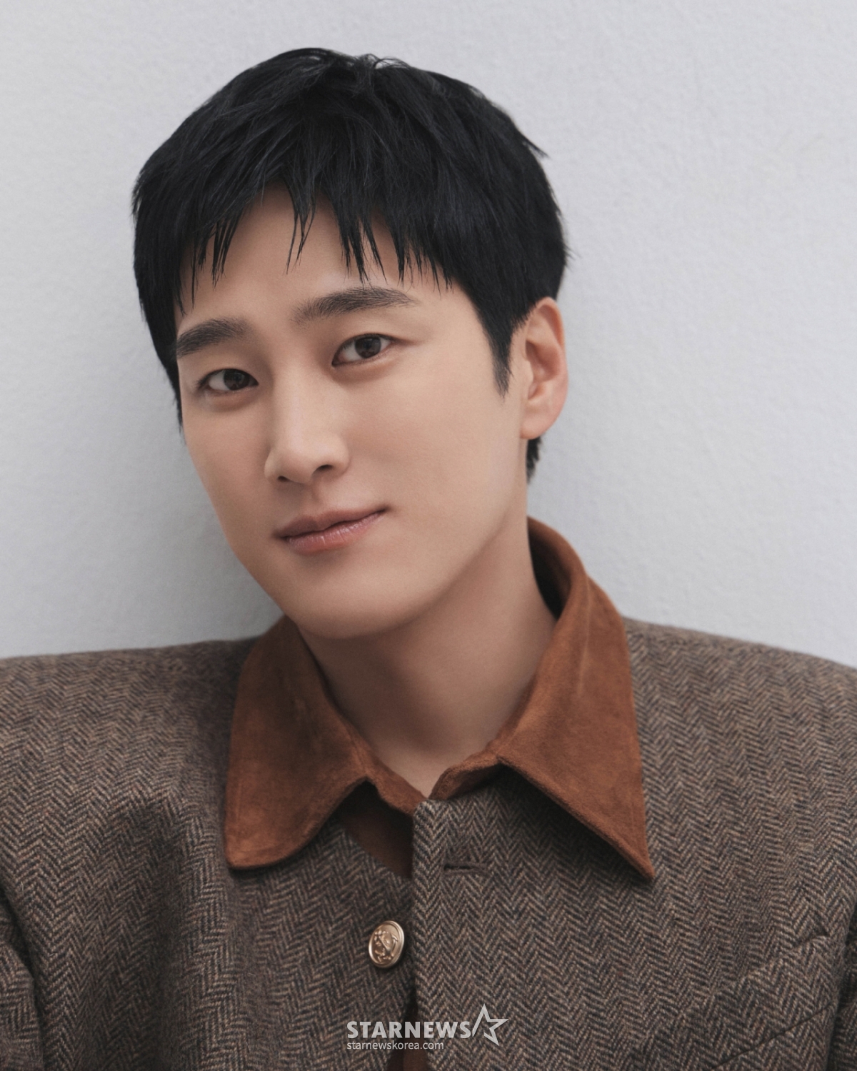 Diễn viên Ahn Bo Hyun (tvN) đang tạo dáng cho buổi phỏng vấn vòng tròn diễn ra vào ngày 11/4. /Cung cấp ảnh = A.M. Entertainment 2026.02.11 /Ảnh = Photoguy@ Lee Dong Hoon