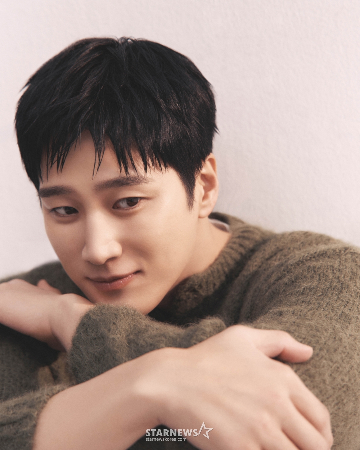 Diễn viên Ahn Bo Hyun (tvN) đang tạo dáng cho buổi phỏng vấn vòng tròn diễn ra vào ngày 11/4. /Cung cấp ảnh = A.M. Entertainment 2026.02.11 /Ảnh = Photoguy@ Lee Dong Hoon