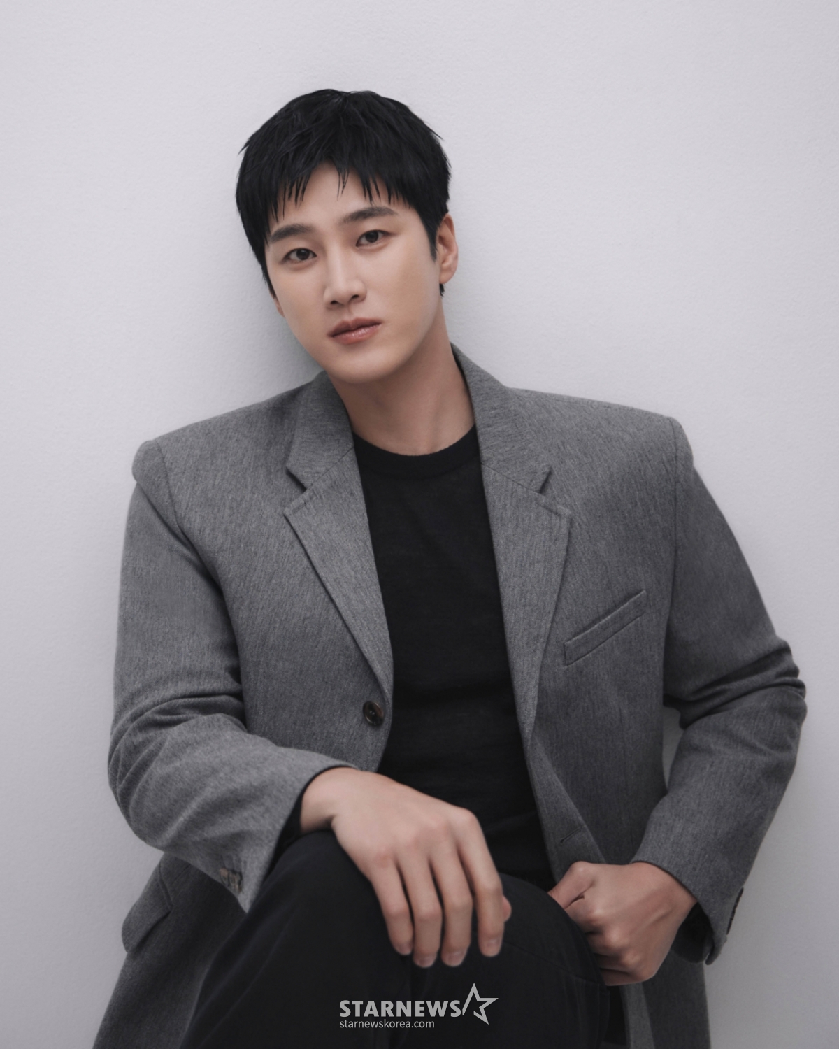 Diễn viên Ahn Bo Hyun (tvN) đang tạo dáng cho buổi phỏng vấn vòng tròn diễn ra vào ngày 11/4. /Cung cấp ảnh = A.M. Entertainment 2026.02.11 /Ảnh = Photoguy@ Lee Dong Hoon