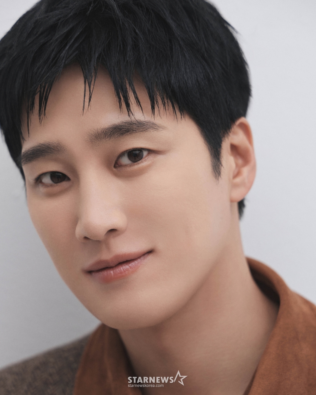 Diễn viên Ahn Bo Hyun (tvN) đang tạo dáng cho buổi phỏng vấn vòng tròn diễn ra vào ngày 11/4. /Cung cấp ảnh = A.M. Entertainment 2026.02.11 /Ảnh = Photoguy@ Lee Dong Hoon