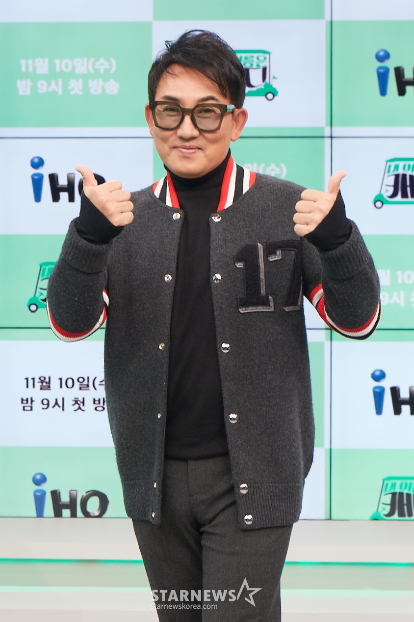 Singer Lee Seung-chul / Photo courtesy = IHQ 