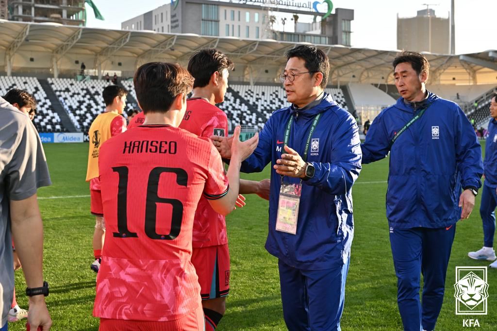 Coach Lee Min-sung, who has been greeting the players since the 0-0 draw against Saudi Arabia at the 2026 AFC U-23 Asian Cup last month. /Photo = Courtesy of the Korea Football Association
