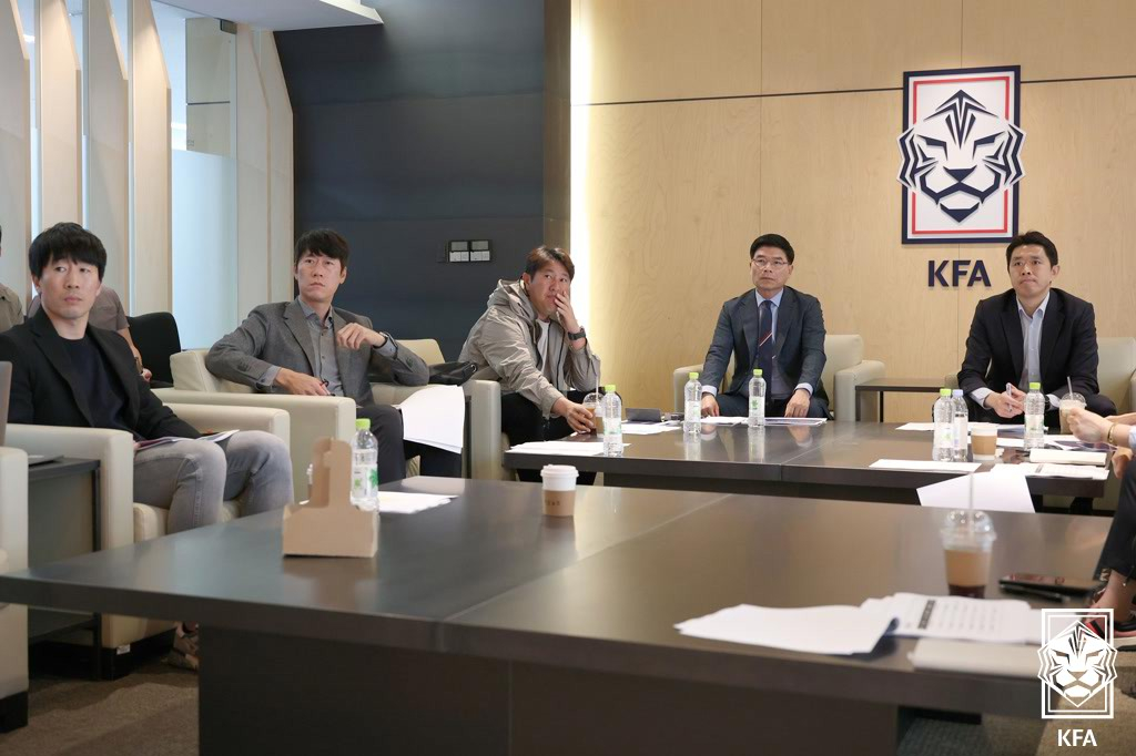 Hyun Young-min (far right) chairman of the Korea Football Association's power reinforcement committee and members of the power reinforcement committee. /Photo = Courtesy of the Korea Football Association