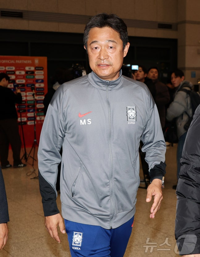 Lee Min-sung, head coach of the South Korean under-23 (U-23), is moving after an interview after returning home through Incheon International Airport on the afternoon of the 25th of last month. The national soccer team, led by head coach Lee Min-sung, ended the Asian Football Confederation (AFC) U-23 Asian Cup in fourth place with a shocking loss to coach Kim Sang-sik's Vietnam after a penalty shootout. /Photo = News 1 