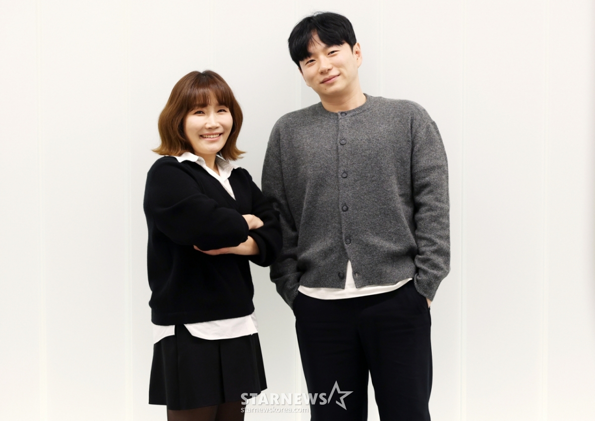 =SBS《同床异梦》编导安炳旭和编剧金美京接受采访。