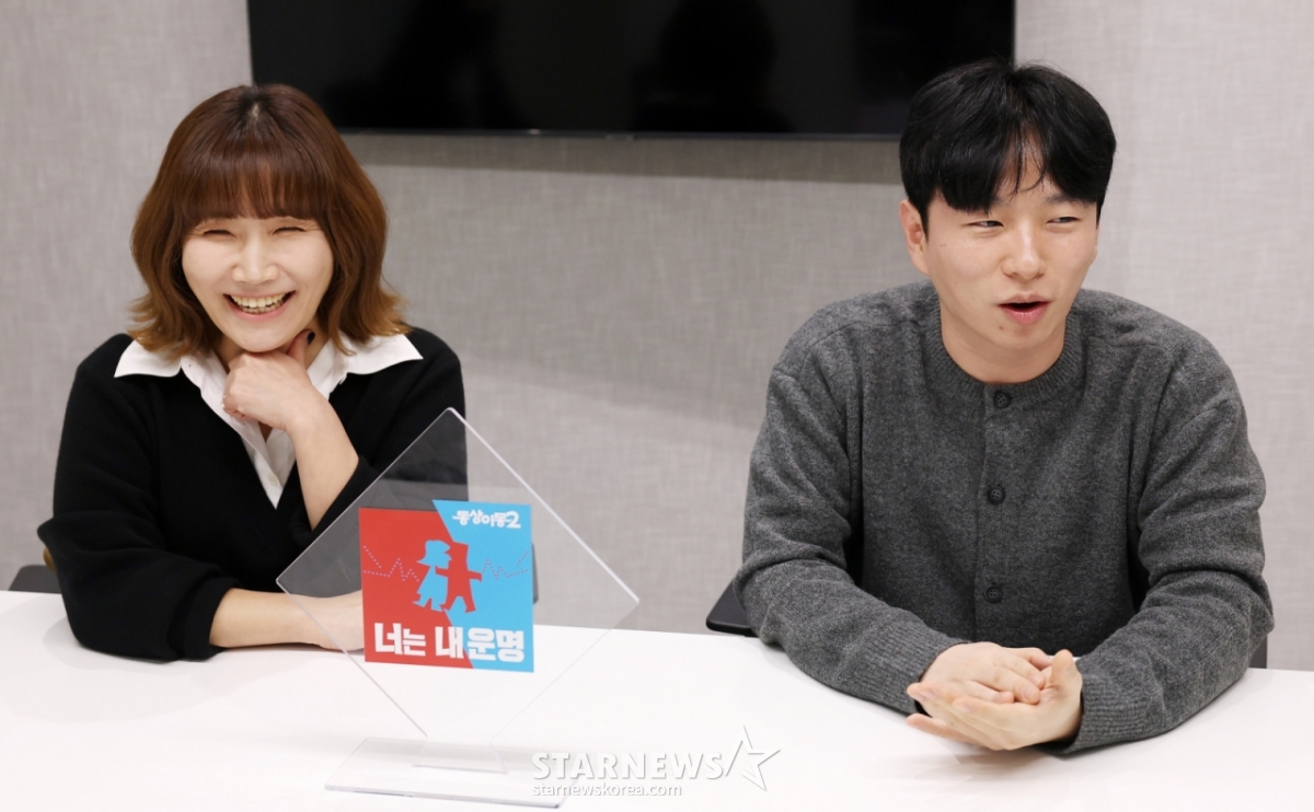 =SBS《同床异梦》编导安炳旭和编剧金美京接受采访。