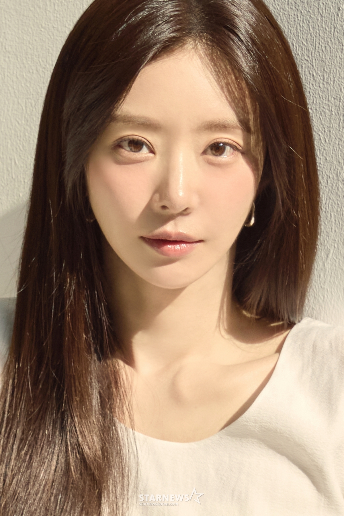 Diễn viên Lee Joo Bin của bộ phim truyền hình Spring Fever (tvN) đang tạo dáng cho buổi phỏng vấn vòng tròn diễn ra vào ngày 13/4. /Cung cấp ảnh = KeyEast 2026.02.13 /Ảnh = Photoguy@ Lee Dong Hoon