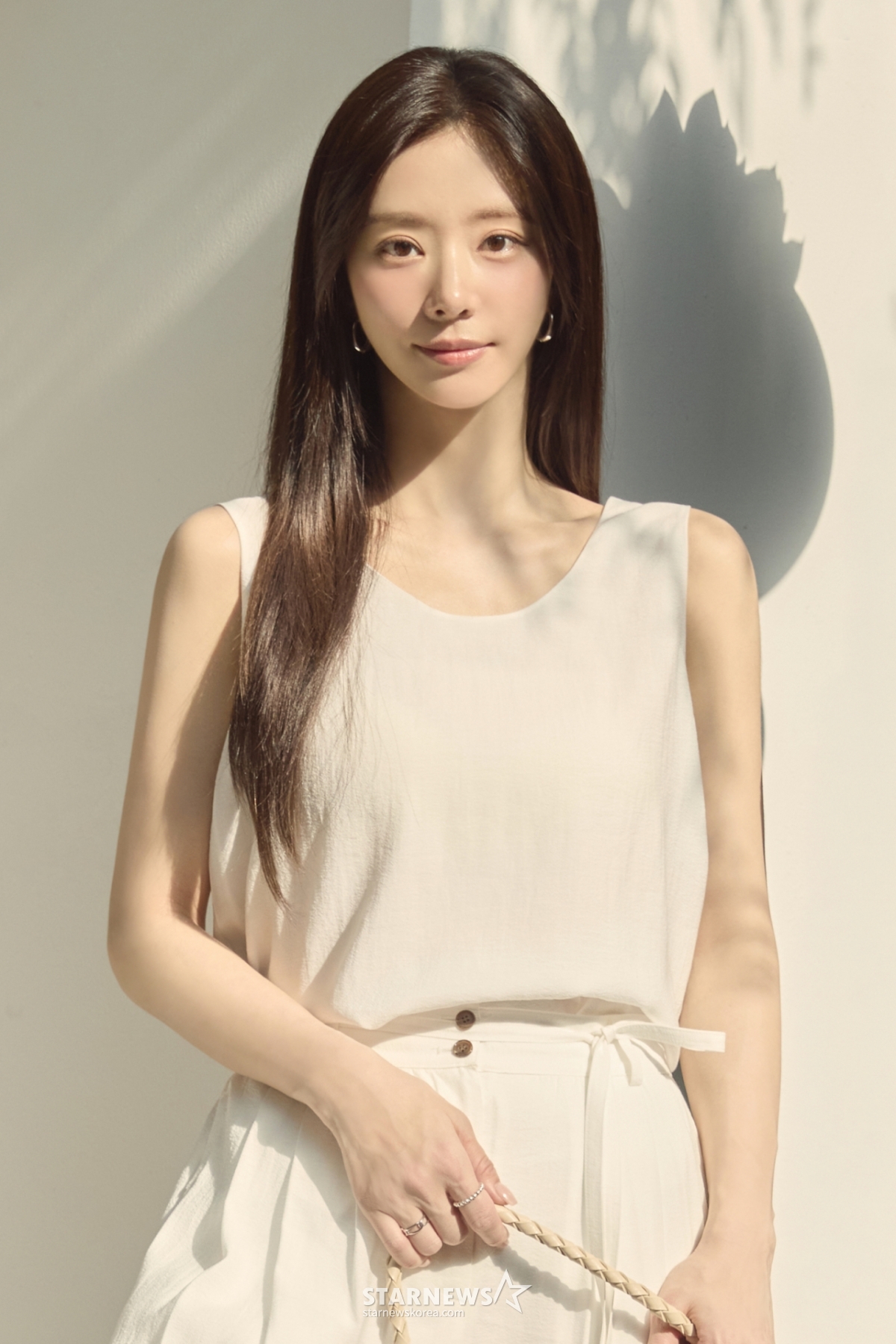 Diễn viên Lee Joo Bin của bộ phim truyền hình Spring Fever (tvN) đang tạo dáng cho buổi phỏng vấn vòng tròn diễn ra vào ngày 13/4. /Cung cấp ảnh = KeyEast 2026.02.13 /Ảnh = Photoguy@ Lee Dong Hoon