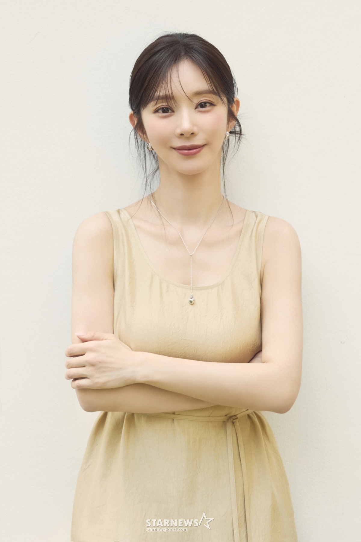 Diễn viên Lee Joo Bin của bộ phim truyền hình Spring Fever (tvN) đang tạo dáng cho buổi phỏng vấn vòng tròn diễn ra vào ngày 13/4. /Cung cấp ảnh = KeyEast 2026.02.13 /Ảnh = Photoguy@ Lee Dong Hoon