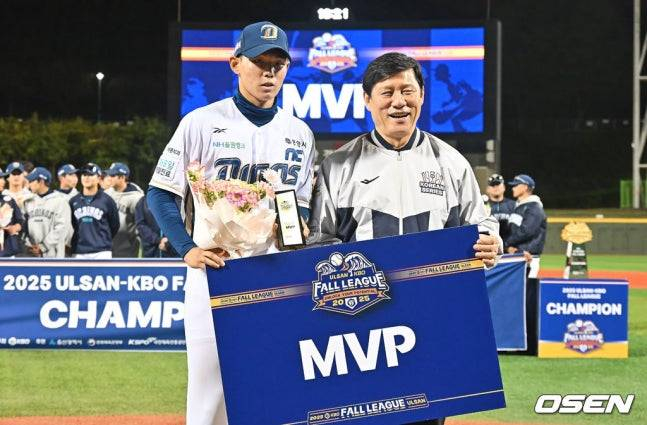 Shin Jae-in (left) won the 2025 Ulsan-KBO Fall League MVP and is taking a commemorative photo with KBO President Koo Hu-yeon. 