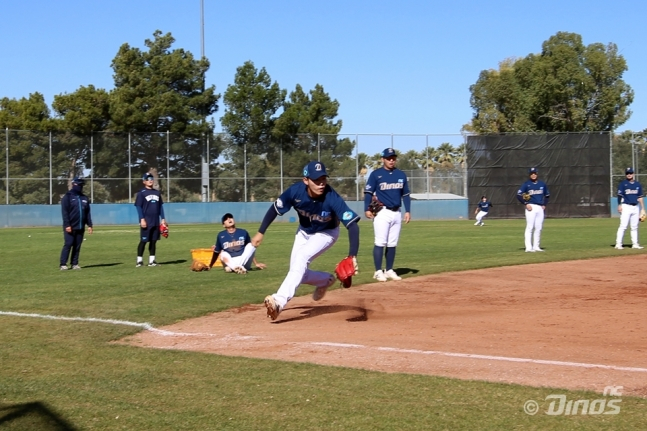 Shin Jae-in (center) is training for defense at third base at Tucson CAMP 2 in Arizona, the NC Dinos. /Photo = Courtesy of NC Dinos