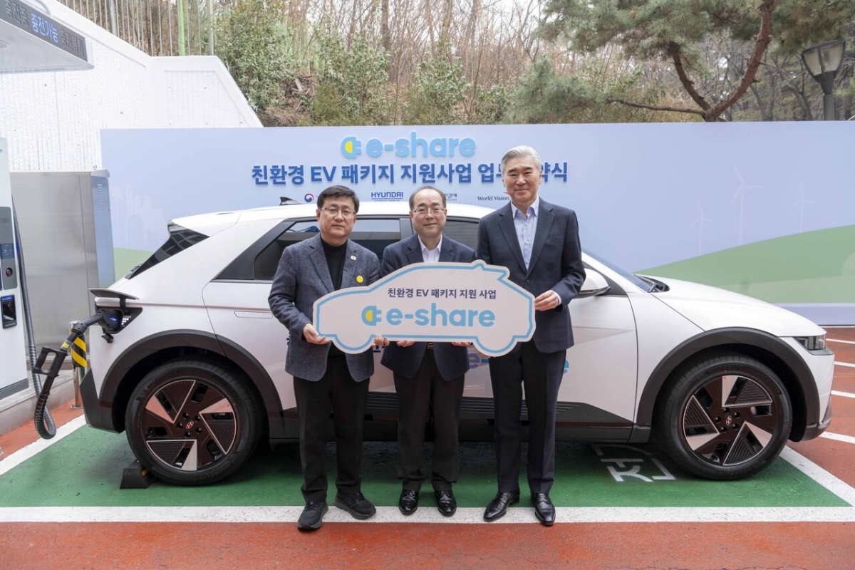 (From left) Kim Sung-hwan, Minister of Climate, Energy and Environment, Kim Jong-beom, Director of the New Senior Welfare Center, and Sung Kim, President of Hyundai Motor Group's Strategic Planning Division