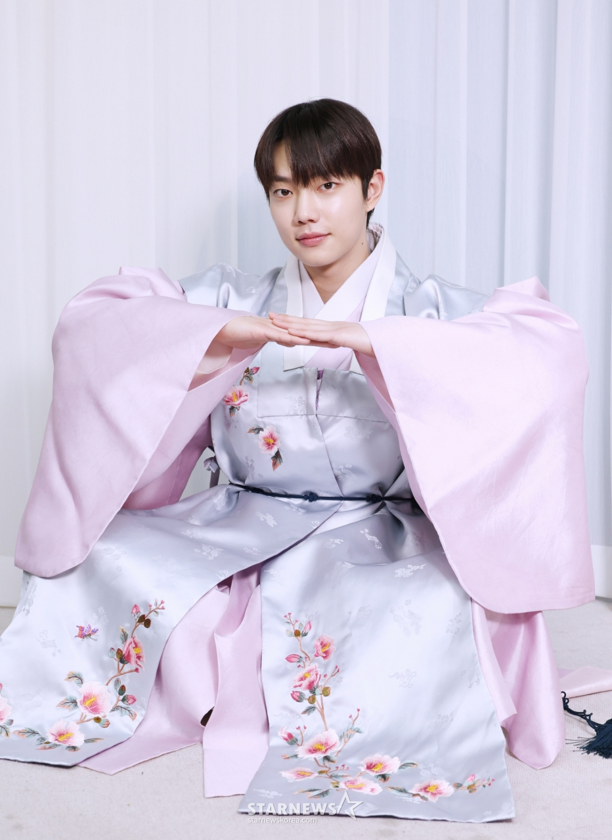 =演员赵俊英春节期间接受韩服采访。