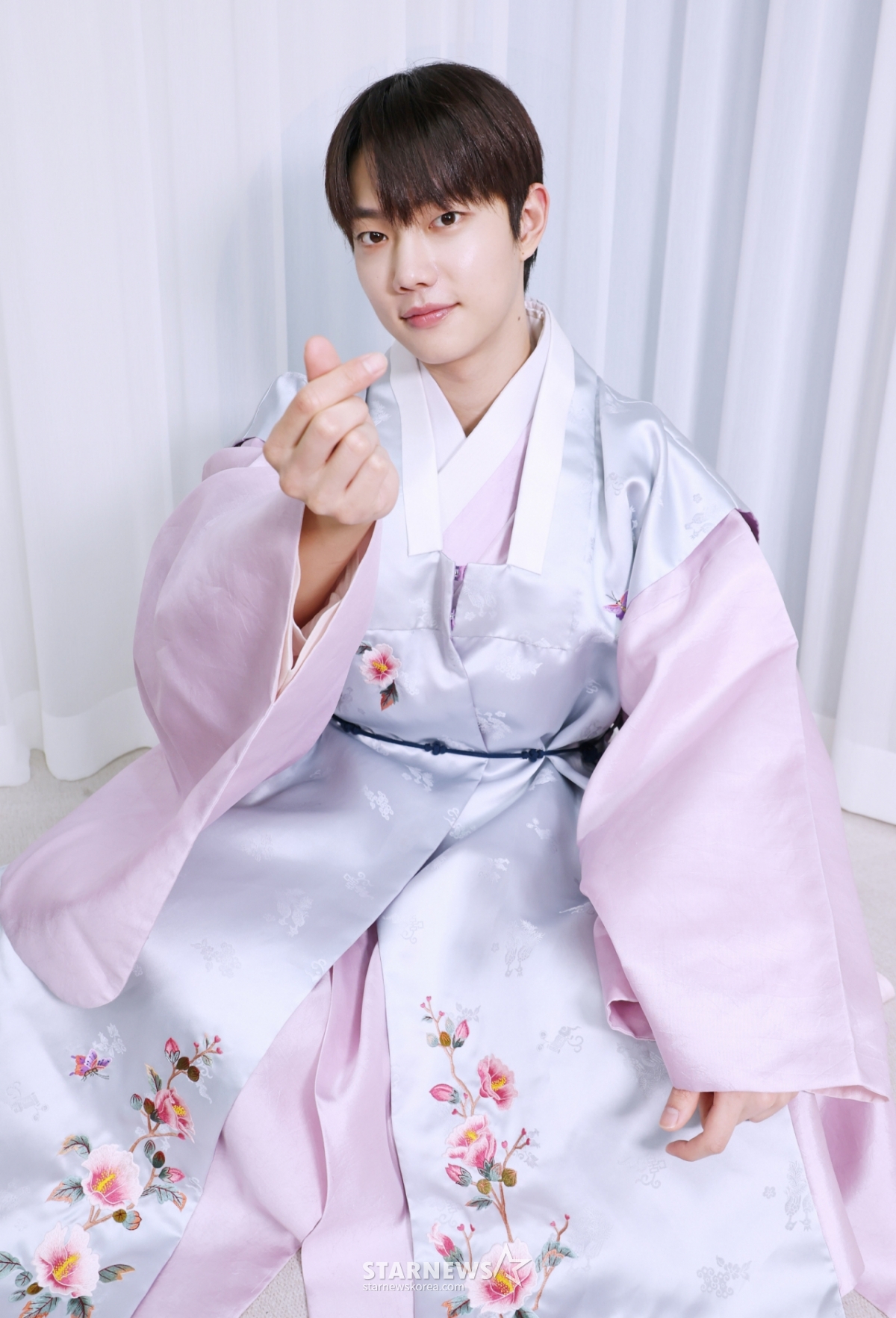 =演员赵俊英春节期间接受韩服采访。