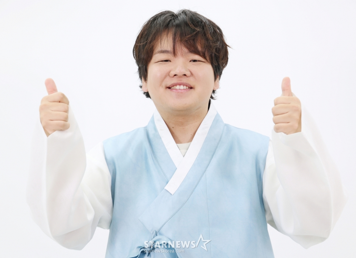 2026.02.10 Kwak Jun Bin phỏng vấn Hanbok ngày Tết / Ảnh = Lee Dong Hoon