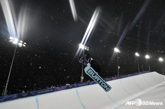 Snowboarder Choi Gaon is performing perfectly in the third period of the women's halfpipe final at the 2026 Milan-Cortina D'Ampezzo Winter Olympics at Lvigno Snowpark in Italy on the 13th. /AFPBBNews=News1