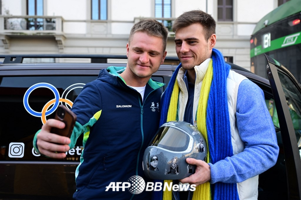 Ukrainian skeleton player Vladislav Heraskevich is taking a photo with a volunteer in Milan on the 13th (local time). /AFPBBNews=News1