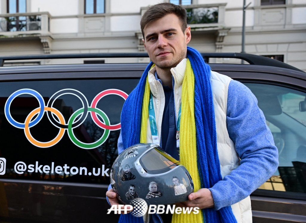 Ukrainian skeleton player Vladislav Heraskevich holds a helmet in Milan on the 13th (local time). /AFPBBNews=News1