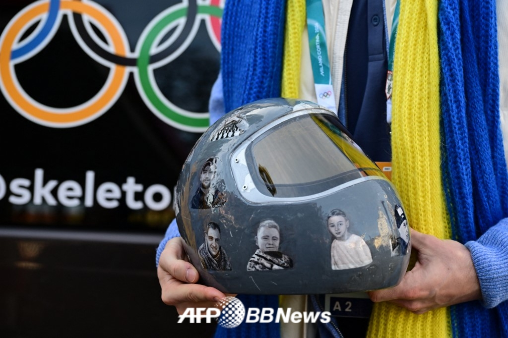 Ukrainian skeleton player Vladislav Heraskevich is seen holding a helmet in Milan on the 13th (local time). /AFPBBNews=News1
