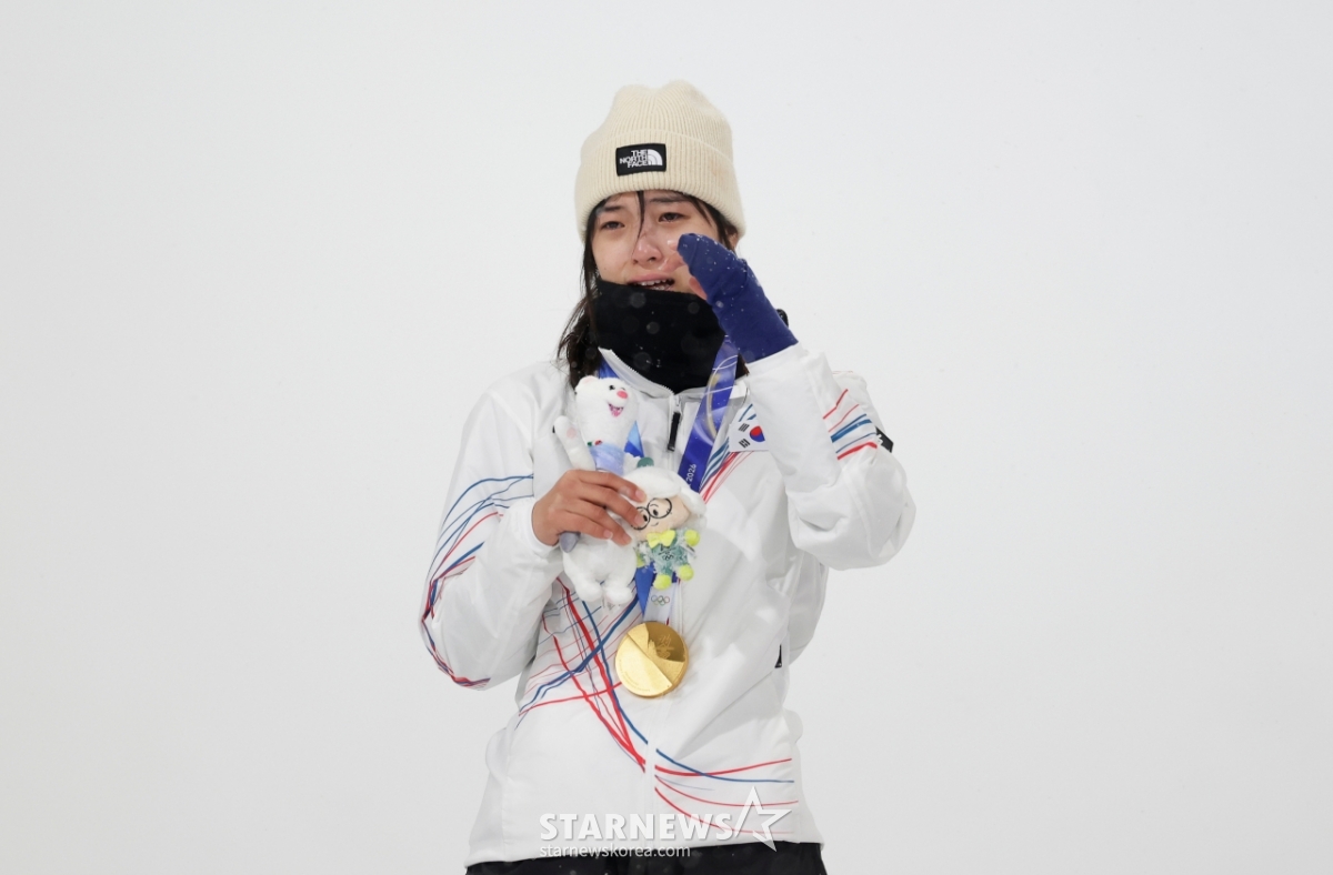 Chagaon, a member of the Korean women's snowboard halfpipe national team, is shedding tears after winning the gold medal with 90.25 points in the women's halfpipe final at the 2026 Milan-Cortina D'Ampezzo Winter Olympics at Lvigno Snowpark in Italy on the 13th (Korea time)./Reuters=News1