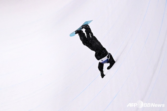 Choi Gaon falling from the head after jumping in the first period. /AFPBBNews=News1