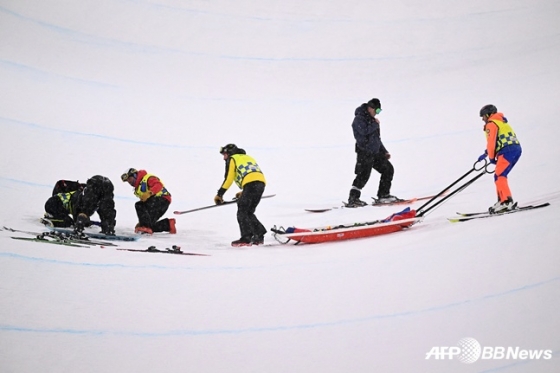 After Choi Ga-on collapsed, Patrol approached and examined his condition. /AFPBBNews=News1