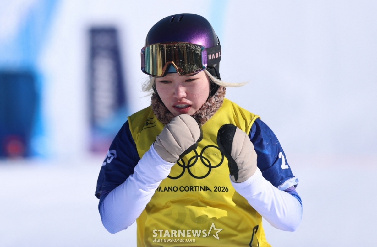 当地时间13日，韩国单板滑雪交叉赛女子国家队队员禹秀彬（音）参加了在意大利利维尼奥滑雪公园举行的"2026米兰·科尔蒂纳丹佩佐冬奥会"单板滑雪女子单板滑雪交叉赛16强赛第4组比赛。 =路透社/news 1。