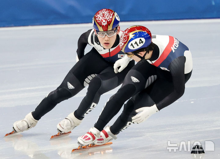 Lim Jong-eon (trái) và Shin Dong-min của đội tuyển trượt băng tốc độ ngắn nam Hàn Quốc. /Ảnh = Newsis