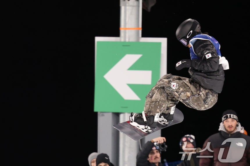  イ·チェウンが13日（現地時間）、イタリアのリビーニョスノーパークで開かれた2026ミラノ·コルティナダンペッツォ冬季五輪スノーボード男子ハーフパイプ決選で技術を披露している。 /写真=ニュース1