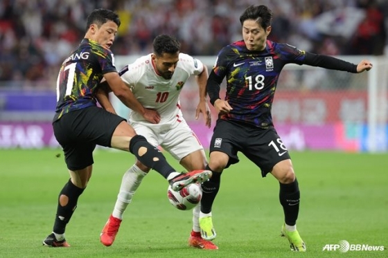 アジアカップ4強戦当時、ムサ·アル·タマリ（中央）がファン·ヒチャン（左）とイ·ガンインの間を突破している。 /AFPBBNews=ニュース1