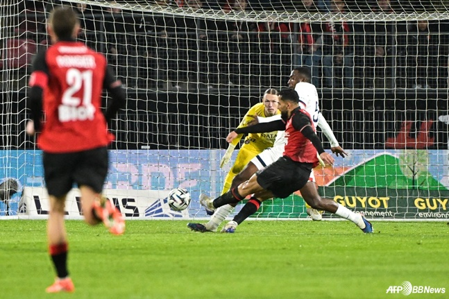 ムサ·アル·タマリが14日（韓国時間）、フランス·レンヌのロアゾン·パルクで行われた2025-2026シーズンのフランスリーグ第12ラウンドPSG戦で左足シュートを決めている。 /AFPBBNews=ニュース1